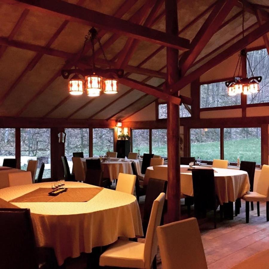 Bed and Breakfast House In The Woods Resita Exterior foto
